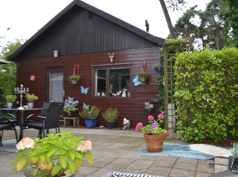 Deze prachtige vakantiewoing is gelegen op camping de Blauwe Meer. &lt;br /&gt;
De vakantiewoning heeft een zitkamer en keuken , badkamer en 2 slaapkamers. 