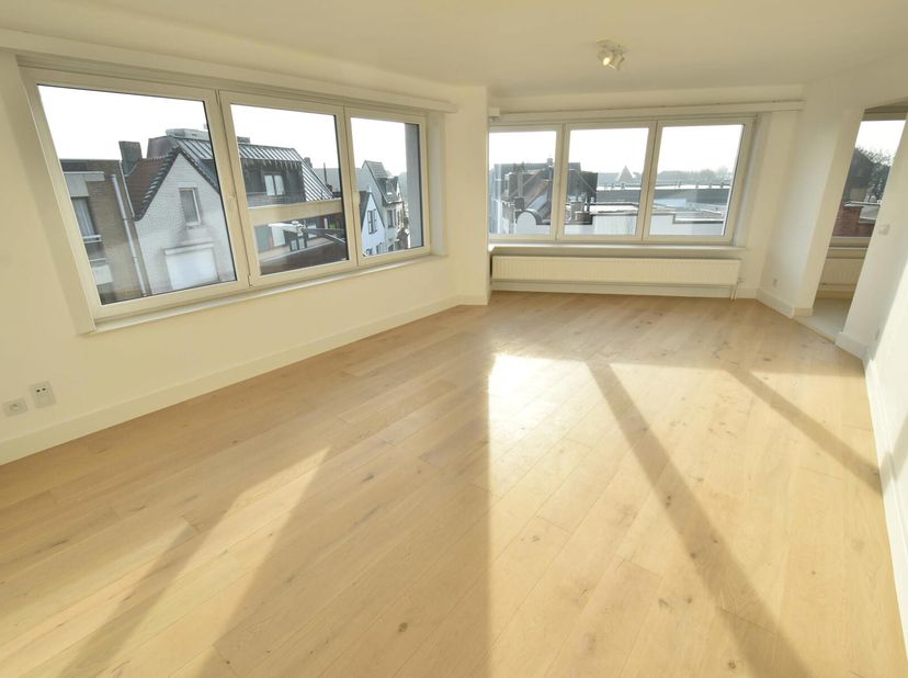 GERENOVEERD HOEKAPPARTEMENT IN EEN KLEINSCHALIGE RESIDENTIE VLAKBIJ DE LIPPENSLAAN EN HET STATION.