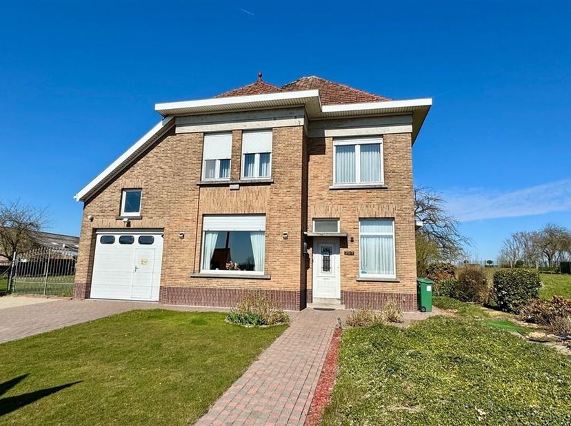 Op zoek naar een ruime, te renoveren woning met enorm potentieel? Deze charmante open bebouwing biedt maar liefst 330m² bewoonbare oppervlakte op een