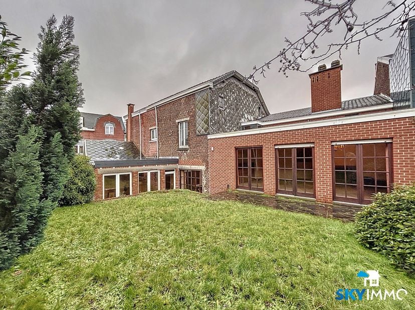 L&#039;agence SKYIMMO vous propose cette magnifique maison 2 façades de 220 m2 habitable située dans un cadre calme et verdoyant à RETINNE, ce bien est com