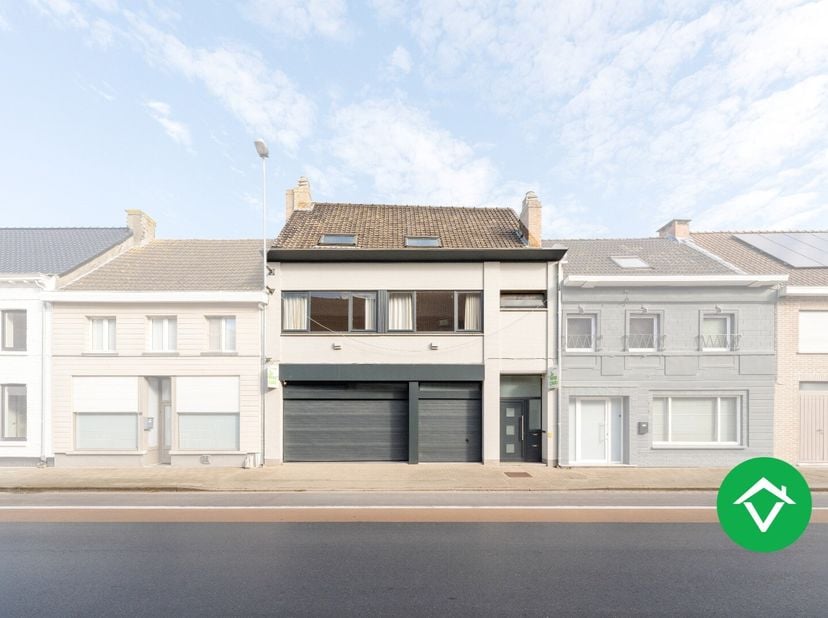 Ontdek deze veelzijdige eigendom met een ruim perceel van 1321m², gelegen langs de Stationsstraat in Eernegem. Deze woning biedt niet alleen een woons