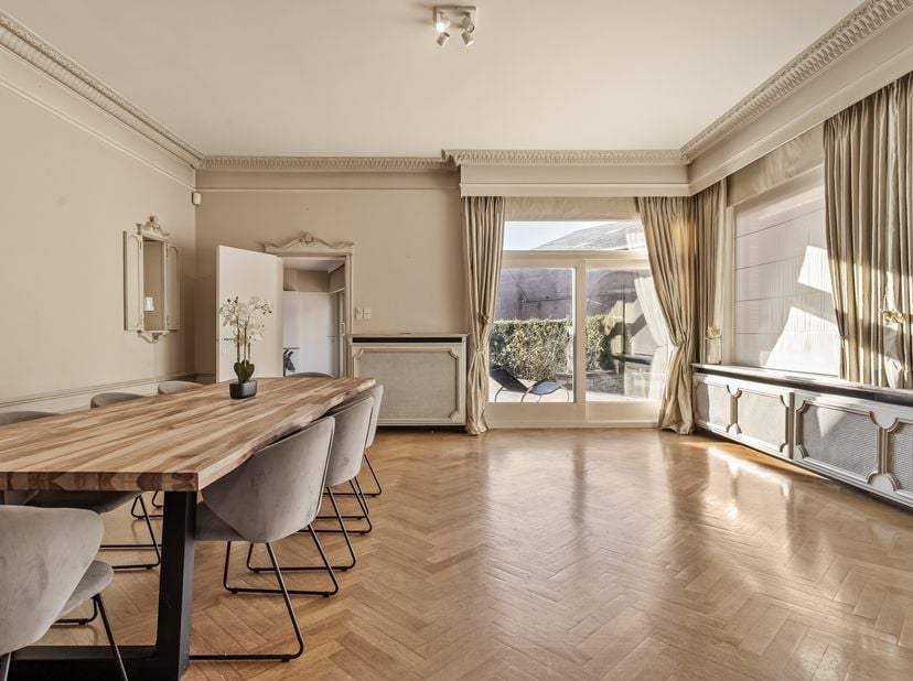 Dit statig ruim halfopen huis met 4 kamers (ingemaakte kasten) te koop in Desselgem biedt alsook een polyvalente ruimte die als praktijk/bureau of ext