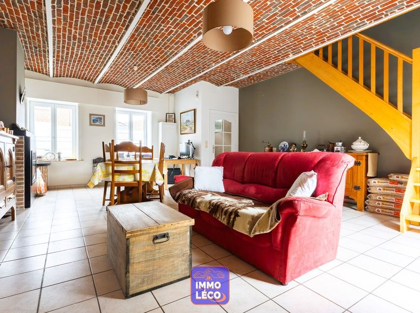 Au rez-de-chaussée :&lt;br /&gt;
Hall d&#039;entrée,&lt;br /&gt;
Lumineux et spacieux séjour avec escalier apparent (salon, salle à manger),&lt;br /&gt;
Cuisine attenante éq