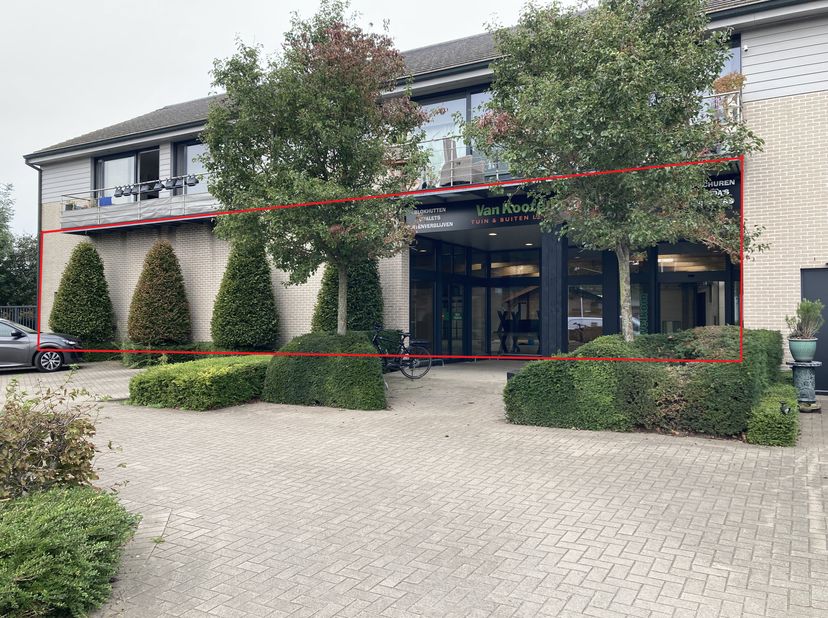 Ce bâtiment commercial spacieux avec entrepôt à vendre est situé en bordure du centre de Lievegem.&lt;br /&gt;
Les lucarnes situées sur le toit permettent a