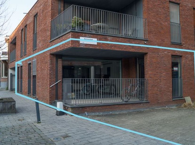 Zeer centraal gelegen kantoor (67m²) bestaande uit 2 werkruimtes, keuken, WC, kleine berging met gasketel. Airco aanwezig.&lt;br /&gt;
Mogelijkheid om onder
