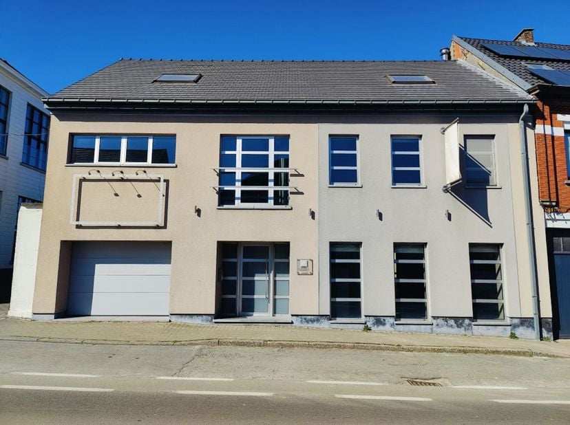Dit multifunctioneel pand is goed gelegen langs de verbindingsweg Aalst  Geraardsbergen. Het gelijkvloers heeft een inkomhal/vestiaire, ruimte voor to