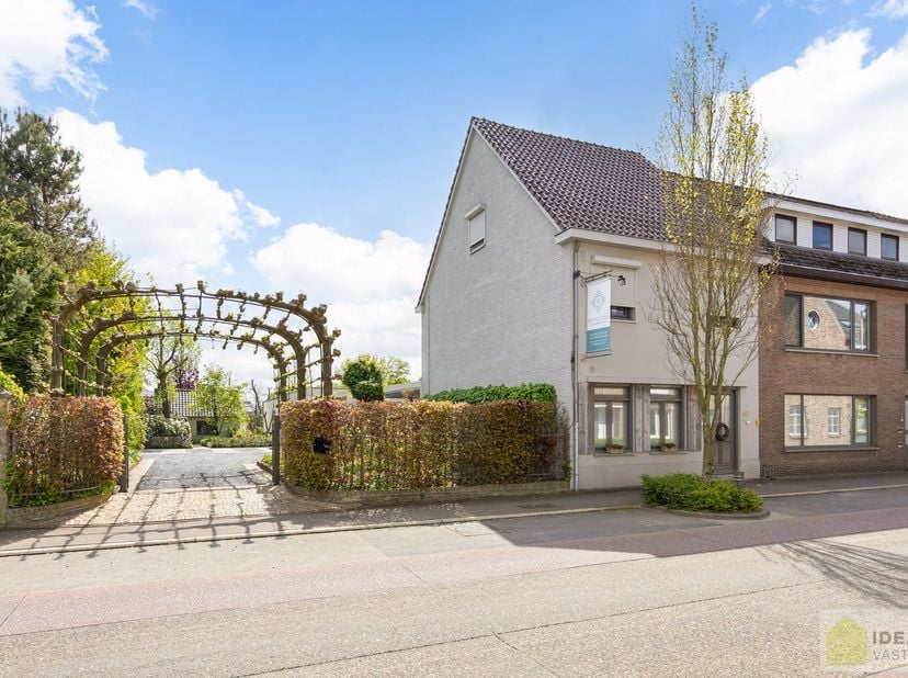 IDEALIS VASTGOED – Prachtige, stijlvolle woning mét B&amp;B-gedeelte (OVERNAME VAN  ZEER GOED DRAAIENDE B&amp;B ALSOOK INBOEDEL INBEGREPEN), van maar liefst +