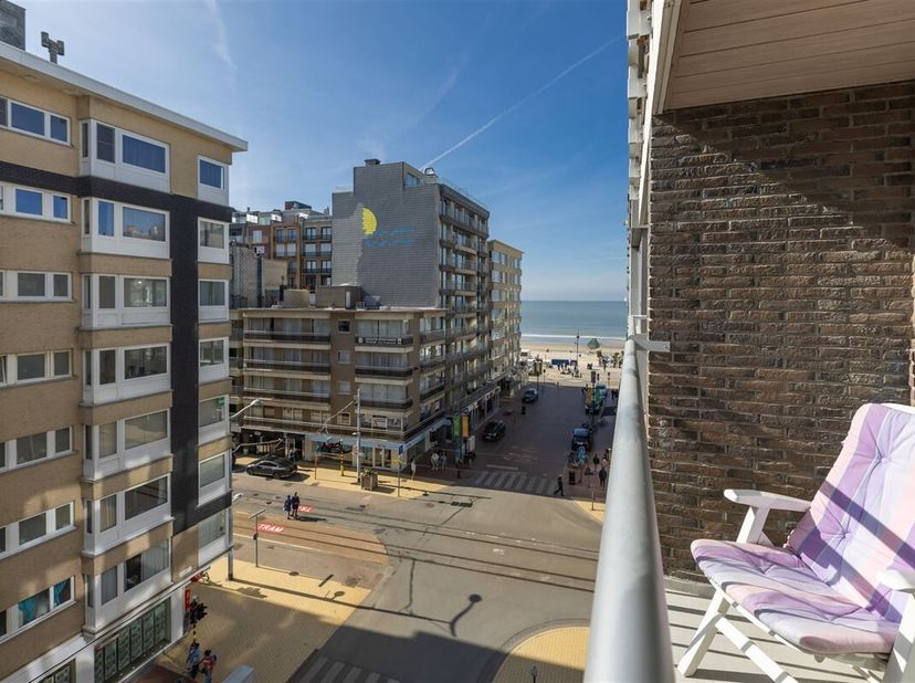 Vernieuwd appartement op topligging, vlakbij de Zeedijk en midden in het winkelcentrum.   Indeling : inkomhal voorzien van grote, op maat gemaakte ves