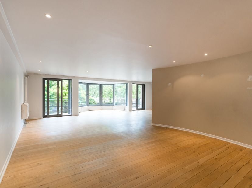 BRUSSEL STAD / IXELLES, tegenover de Abdij van de Cambre, APPARTEMENT(3bed/2bad) van 231 m² met 14 m² terrassen. Bestaande uit een inkomhal met vestia