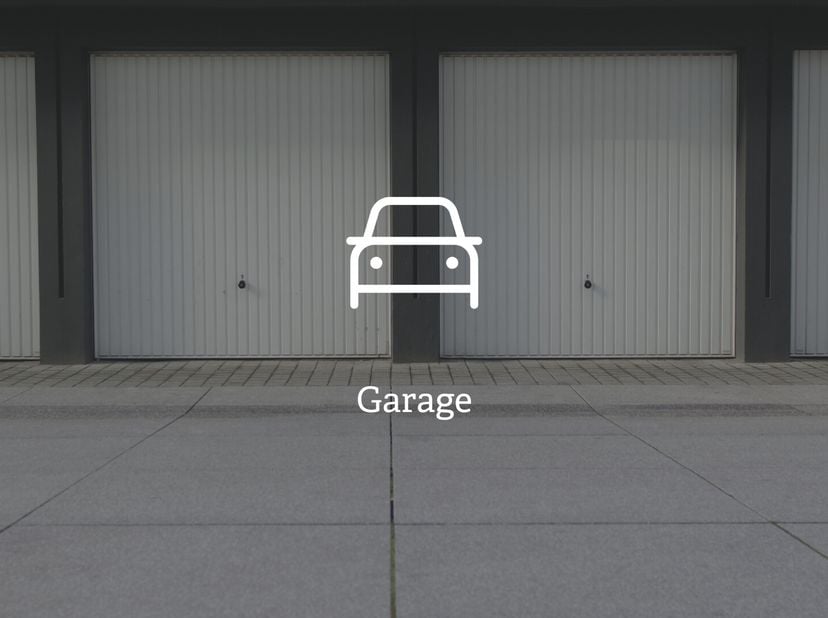 Gelegen in de Veurnestraat te De Panne, op korte afstand van het centrum, bevindt zich deze ruime bovengrondse garagebox (15m²) te huur.&lt;br /&gt;
De gara