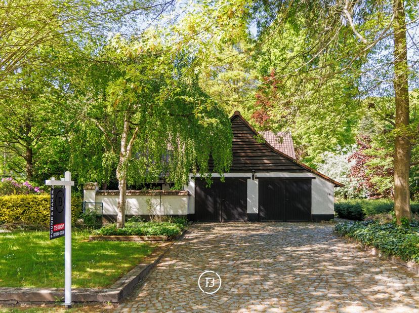 Cette villa classique est située dans un emplacement particulièrement attractif à Hoog-Linden, sur un terrain calme et spacieux. La maison se trouve a