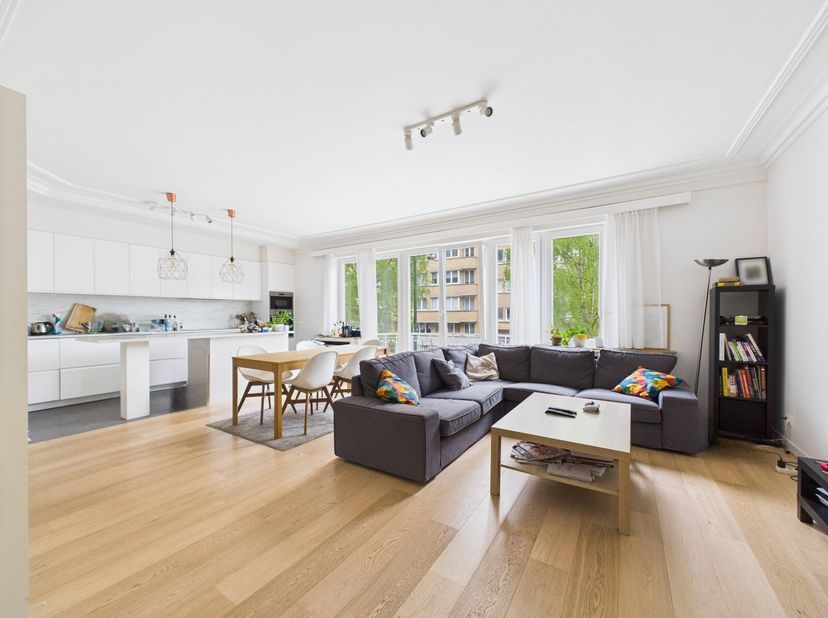 Ixelles - Franklin Roosevelt - Bois de la Cambre | Spacieux appartement 4 chambres complètement rénové avec terrasse !&lt;br /&gt;
L&#039;appartement se compose