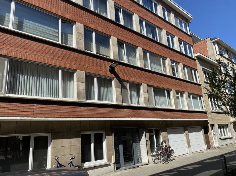Ruime studio met groot terras, ideaal gelegen in het centrum van Mechelen.&lt;br /&gt;
Gelijkvloers: Inkomhal met ingebouwde vestiairekast, living met toega