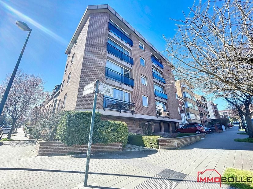 Boulevard des Invalides, à l&#039;angle de la Rue Maurice Charlent, à proximité des métros Beaulieu/Delta et de toutes les facilités, bel appartement lumin