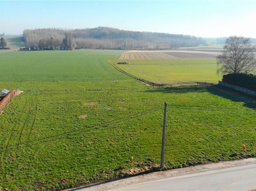 Dans un endroit facilement accessible entre Leuze et Tournai, au milieu de champs tranquilles, dans la campagne paisible, vous pouvez construire une m