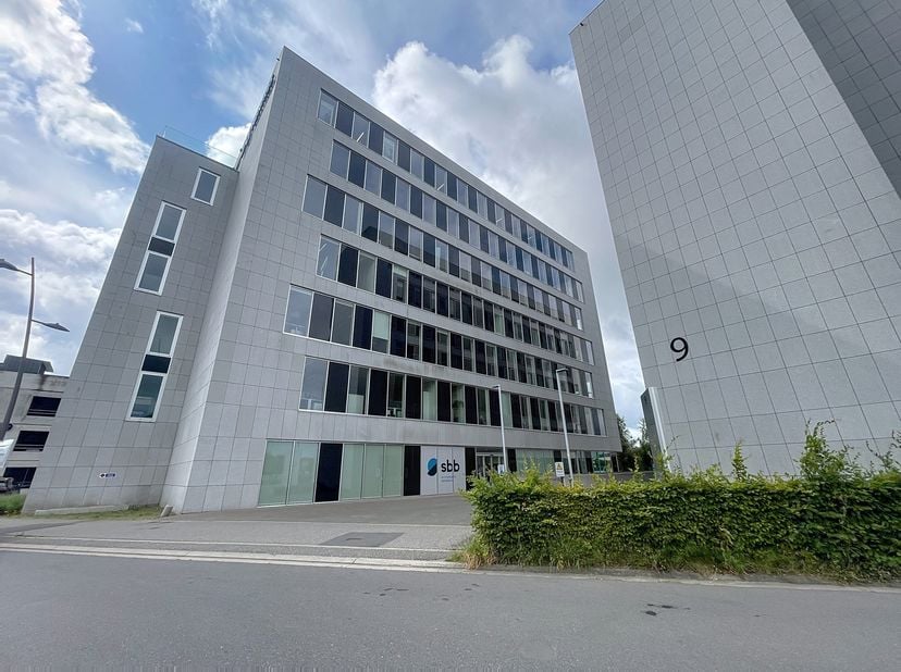 Op de derde verdieping van een modern kantoorgebouw in Aalst bieden wij een kantoorruimte van ca. 262 m² te huur aan. Deze locatie geniet van een uits