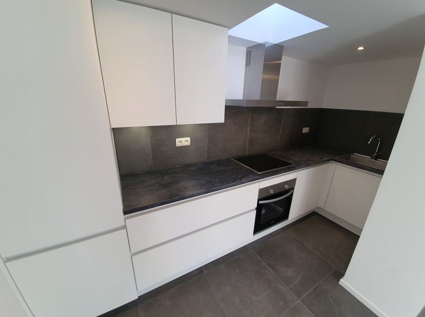 Op de Zandstraat 45 in Ham vinden we op de tweede verdieping dit instapklaar vernieuwde appartement.  Het appartement bestaat uit een ruime woonkamer