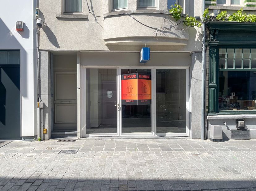 In het bruisende stadscentrum van Kortrijk komt een veelzijdige handelsruimte beschikbaar, ideaal voor uiteenlopende ondernemersactiviteiten. Gelegen
