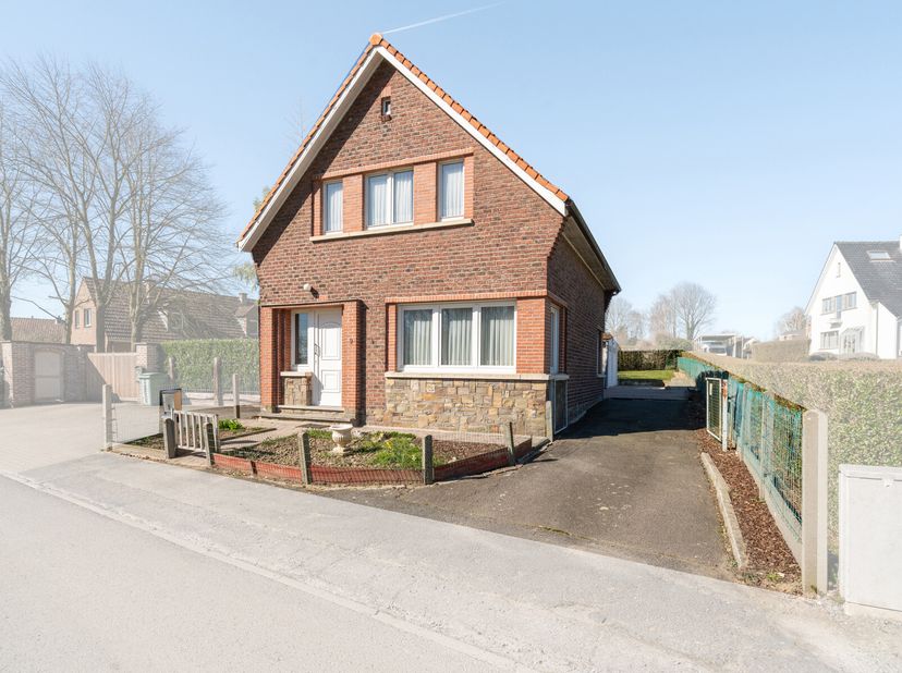 Deze woning is rustig en landelijk gelegen in het groen.&lt;br /&gt;
Het gelijkvloers bestaat uit een ruime inkomhal, een lichtrijke woonkamer, een gedeelte
