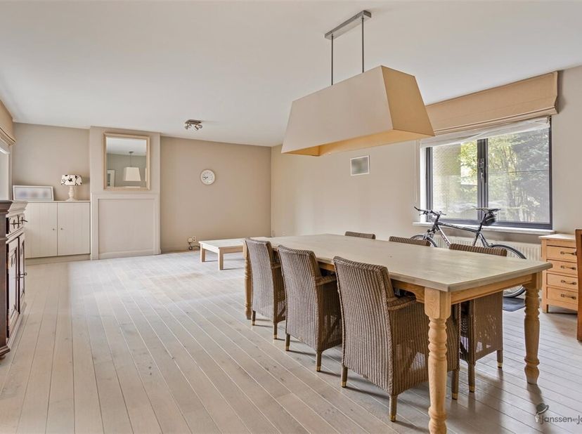 Découvrez ce spacieux appartement au coeur de Lummen, avec une généreuse surface habitable de 140m². Commerces, écoles, restaurants et transports en c