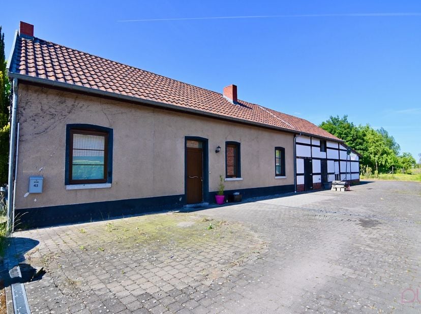 Deze knusse fermette met haar bijhorende weilanden is gelegen te Zepperen bij Sint-Truiden op een perceel van 70a, rustig, doch op wandel- en/of fiets