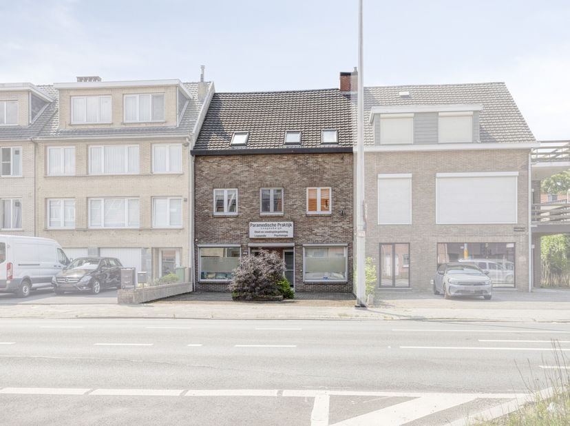 Le bâtiment commercial du rez-de-chaussée comprend une salle d&#039;attente pratique, 3 salles de pratique fonctionnelles, une kitchenette et des toilettes