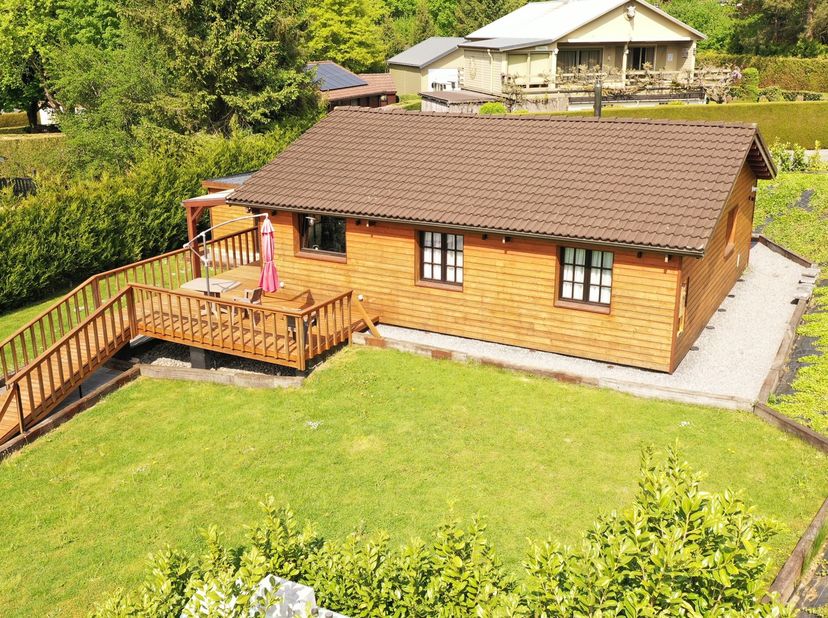 DURBUY: ISIMMO heeft het genoegen u deze prachtige volledig gerenoveerde en geïsoleerde chalet voor te stellen, gelegen in het hart van de prachtige r