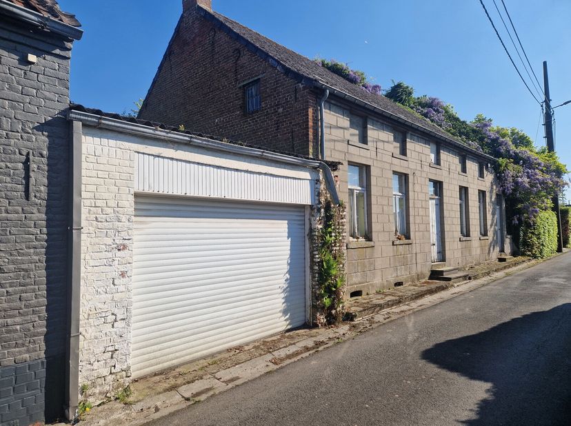 Te renoveren huis met garage van 54 m², gelegen in het dorp Anvaing, dicht bij de faciliteiten van de gemeente Frasnes-lez-Anvaing (snelle toegang tot