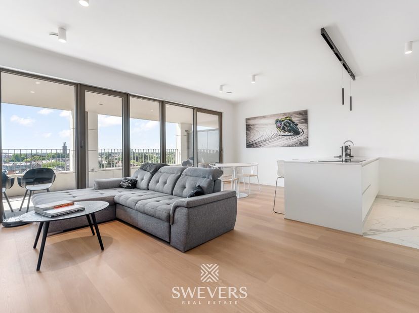 Interesse? Meer informatie op www.SWEVERS.be. - Dit instapklare appartement op de 6e verdieping van Quartier Blue in Hasselt combineert een bruisende