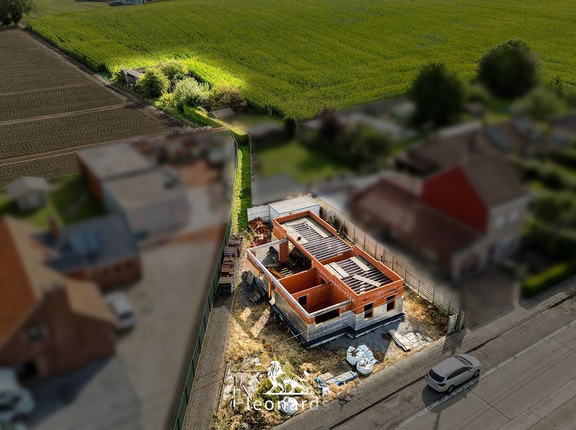 Bouwgrond op een strategische ligging. Mogelijkheid tot bouwen van een alleenstaande woning. Op heden is er reeds begonnen met de ruwbouw, de woning k