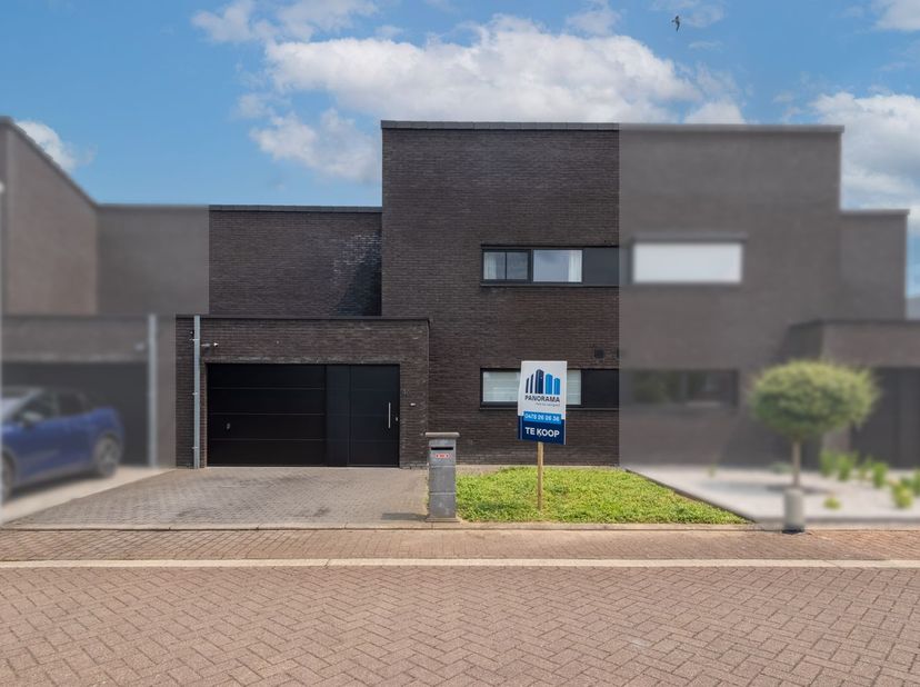 Recente en instapklare woning (2015) gelegen in een rustige wijk in Wevelgem, op een centrale locatie vlakbij het centrum en belangrijke invalswegen.