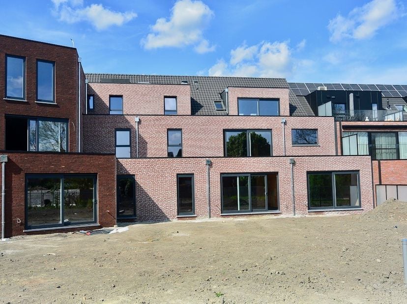 Ruim gelijkvloers appartement met 2 slaapkamers !&lt;br /&gt;
&lt;br /&gt;
Indeling : Inkomhal , berging , apart toilet , badkamer met bad en douche  , 2 ruime  s