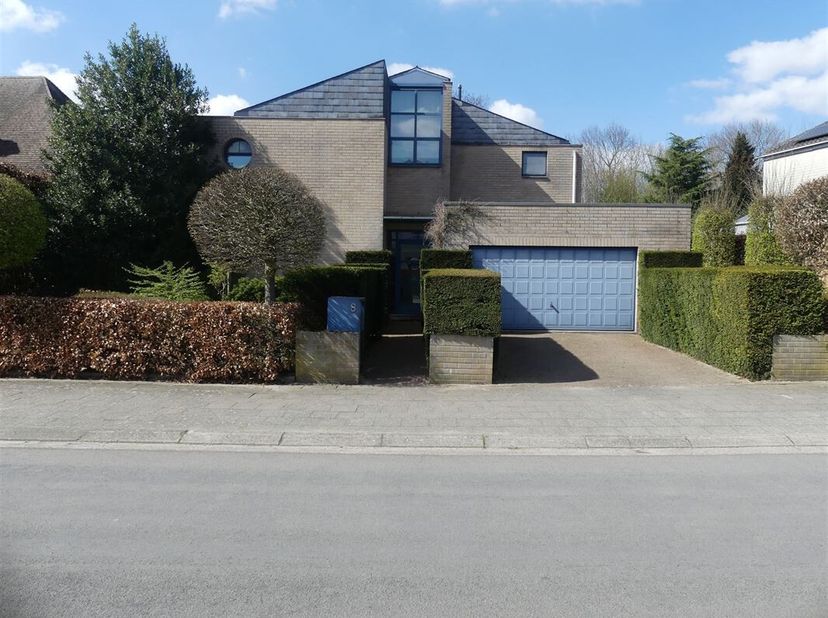 Gelegen op een toplocatie te Wilrijk, biedt deze exclusieve villa met tuin en vijver een perfecte mix van ruimte en comfort. Met een bewoonbare opperv