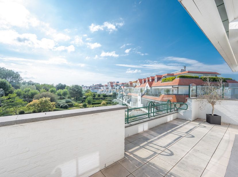 Volledig gerenoveerd hoekappartement in een prestigieuze residentie in het hart van het Zoute, gelegen in het exclusieve domein &quot;Tennis Gardens&quot;  een