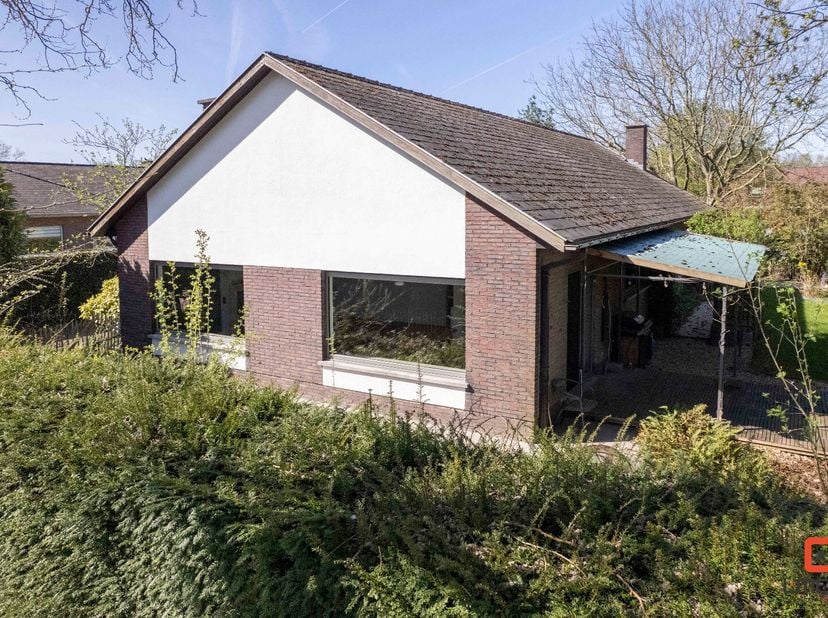 Deze woning met 3 slaapkamers is een echte parel en ligt temidden van het groen in deze residentiële woonwijk van Mariakerke. Grijp je kans, want in d