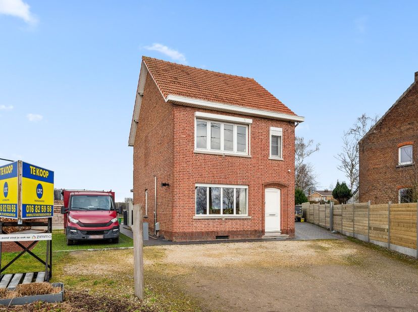 Découvrez cette maison prête à emménager située au 12 Tiensesteenweg à Bunsbeek, à seulement 5 minutes du centre de Tirlemont. Nichée sur un grand ter