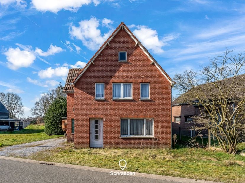 We vinden deze af te breken/te renoveren woning terug op een uniek perceel van 23 are met een straatbreedte van maar liefst 40 m. Voor meer informatie