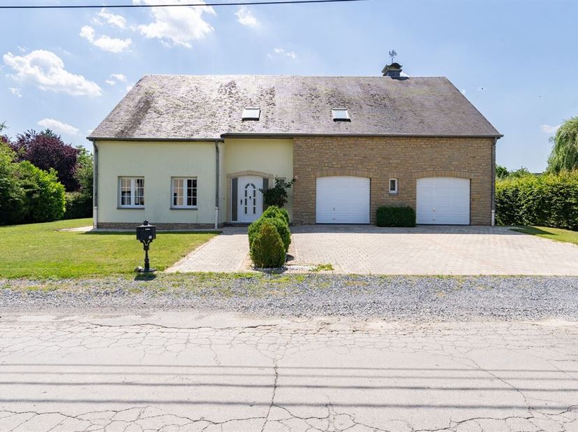 W Immobilière vous propose, dans le charmant village dAutelbas-Barnich, une splendide villa  avec garages, jardin et piscine. Ce bien, en excellent ét