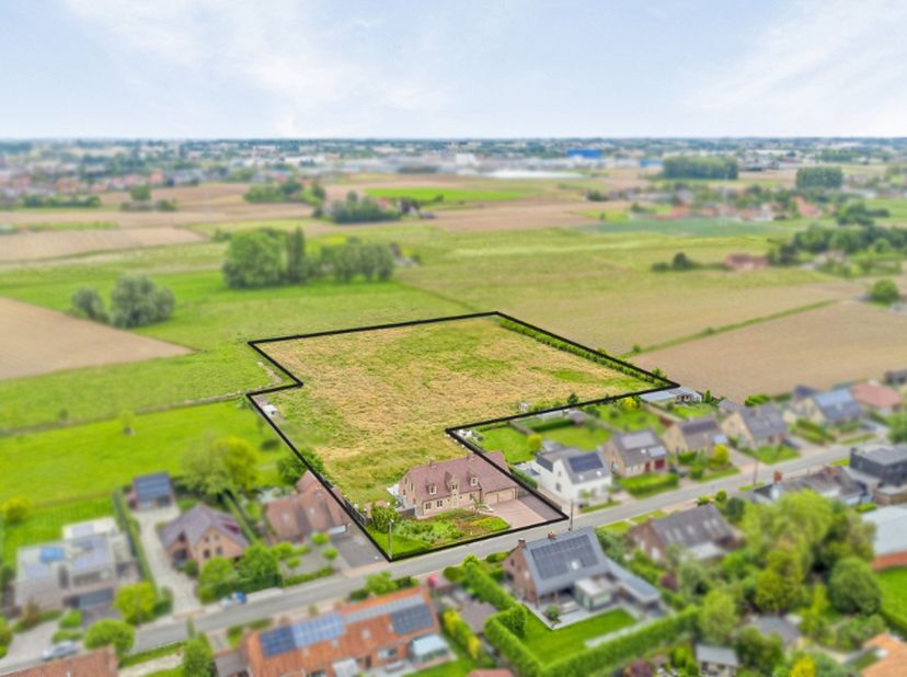 Bent u op zoek naar een woning waar rust, ruimte en een prachtig open zicht samenkomen? Deze unieke alleenstaande villa, gelegen op een schitterend pe