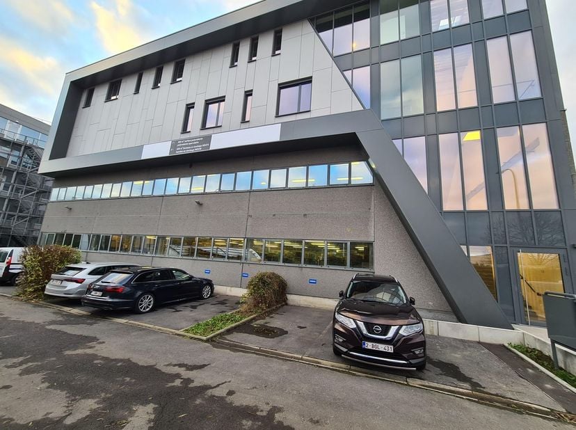 Nouvel espace de bureaux/politique de 800 m² phénoménalement situé à louer à 1,3 km de la sortie R0 17 Bruxelles-Centre. L&#039;espace lumineux est réparti