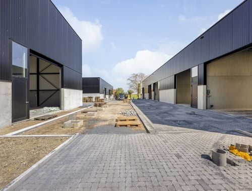                                         Entrepôt sans bureau à vendre à Heestert, € 210.000
