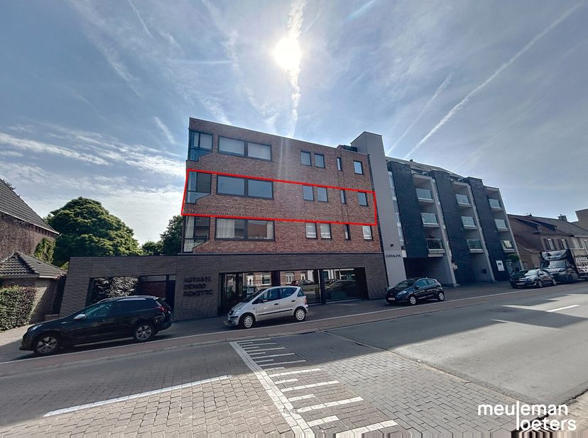 Dit ruime appartement is gelegen in het centrum van Oostkamp, op wandelafstand van winkels, diensten en het openbaar vervoer. Het appartement is zeer