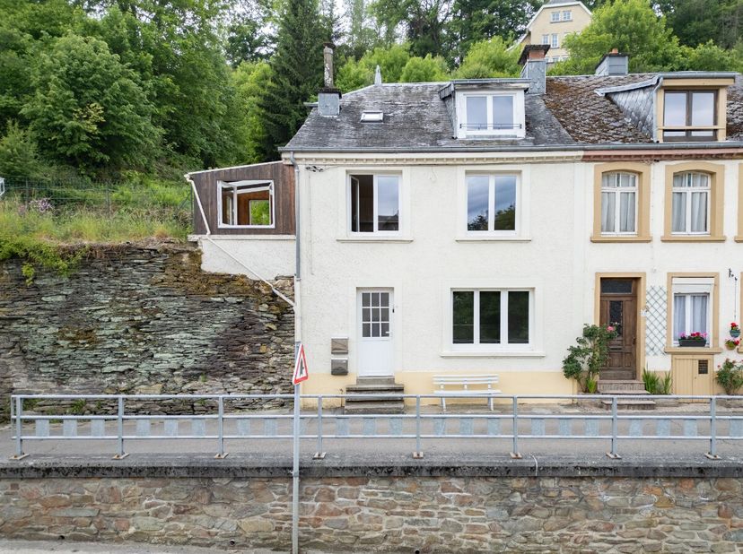 ERA B-LUX biedt dit gerenoveerde huis met 3 voorgevels aan, gelegen in Bouillon, met een prachtige grote tuin van 13 are 33 centiares, ideaal voor een