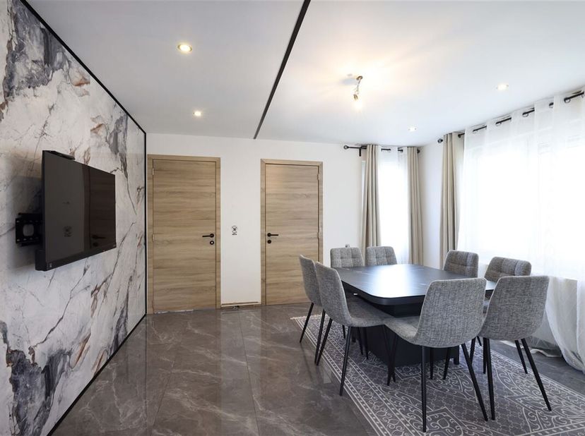 Stijlvol recent gerenoveerde open bebouwing met 3 slaapkamers (mogelijkheid tot 5) op een perceel van 9a68ca&lt;br /&gt;
Omgeving:&lt;br /&gt;
+ Gelegen nabij het