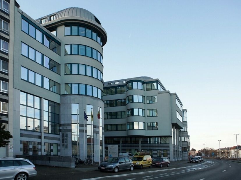 Standingvol kantoorgebouw, zeer goed gelegen aan de kleine ring van Mechelen en zeer makkelijk bereikbaar door de vlotte verbinding met de autosnelweg