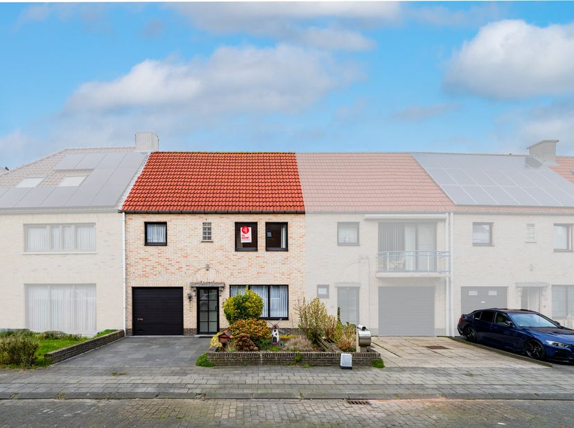 Deze goed onderhouden rijwoning te koop is gelegen langs de Loodsenstraat te Oostende in de Vuurtorenwijk, een rustige woonomgeving aan de rand van Oo