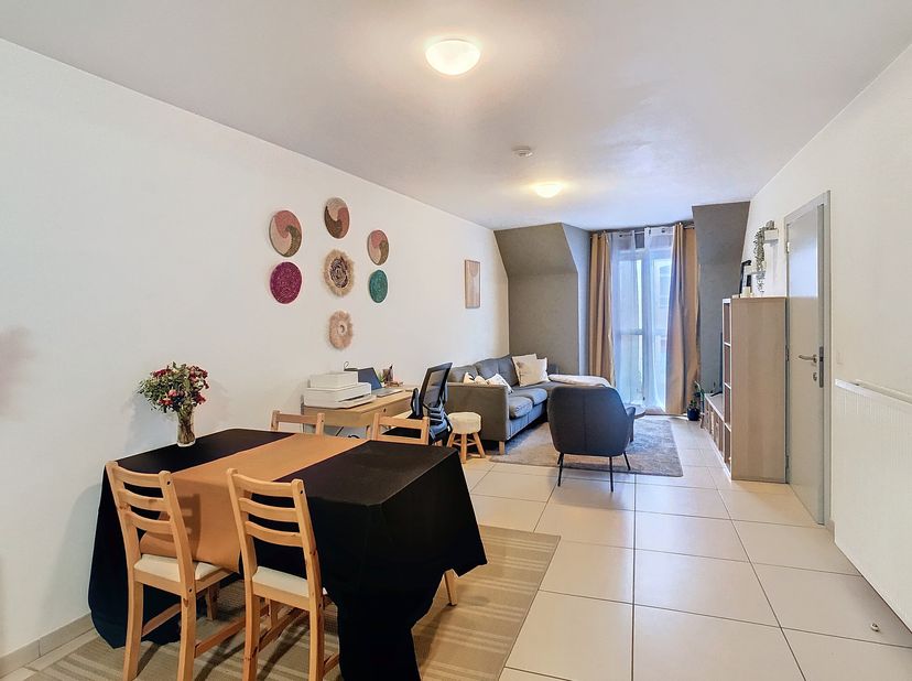 Cet appartement est situé dans la Yeperstraat, à quelques pas de toutes les commodités nécessaires et à deux pas de la Grote Markt. &lt;br /&gt;
Disposition