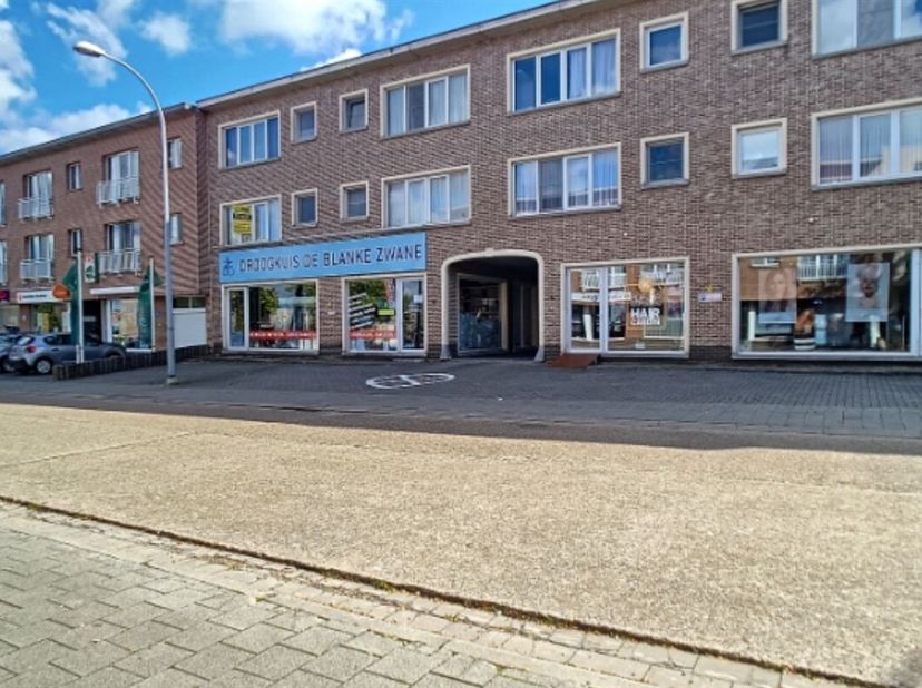 Dit appartement bevindt zich in een kleinschalig gebouw met 5 appartementen en 1 handelspand.&lt;br /&gt;
Het gebouw bevindt zich vlak bij alle noodzakelijk