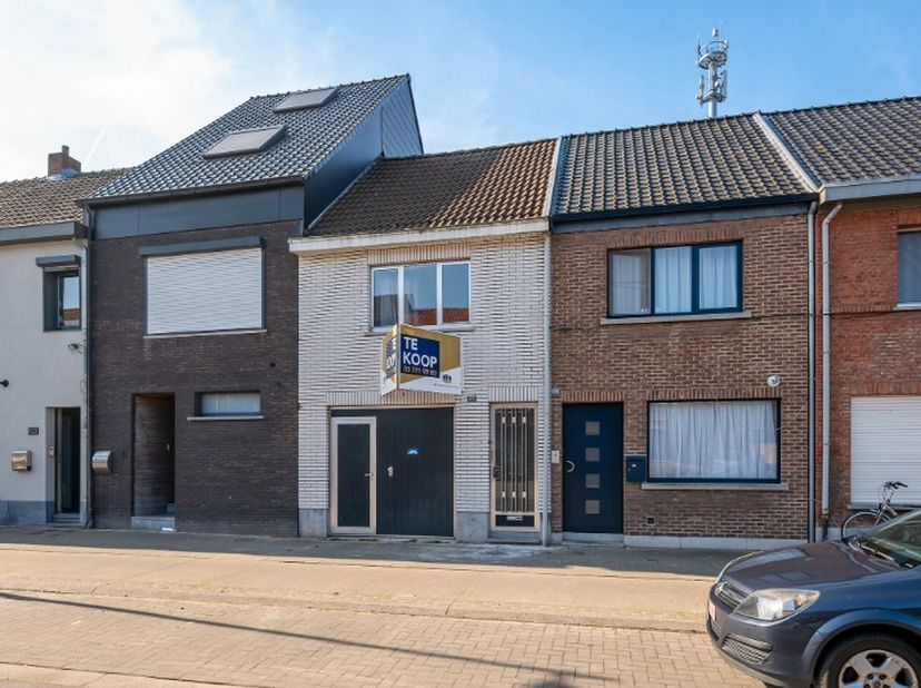 Deze te renoveren woning is super goed gelegen in centrum Beveren! De gelijkvloers van dit huis bestaat uit een hal, een handige berging, een gezellig