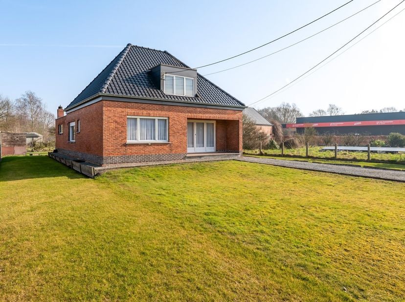 Deze gezellige woning is gelegen op de Liersesteenweg, wat een gemakkelijke uitvalsbasis biedt naar Aarschot en Lier.&lt;br /&gt;
De woning is gebouwd op ee